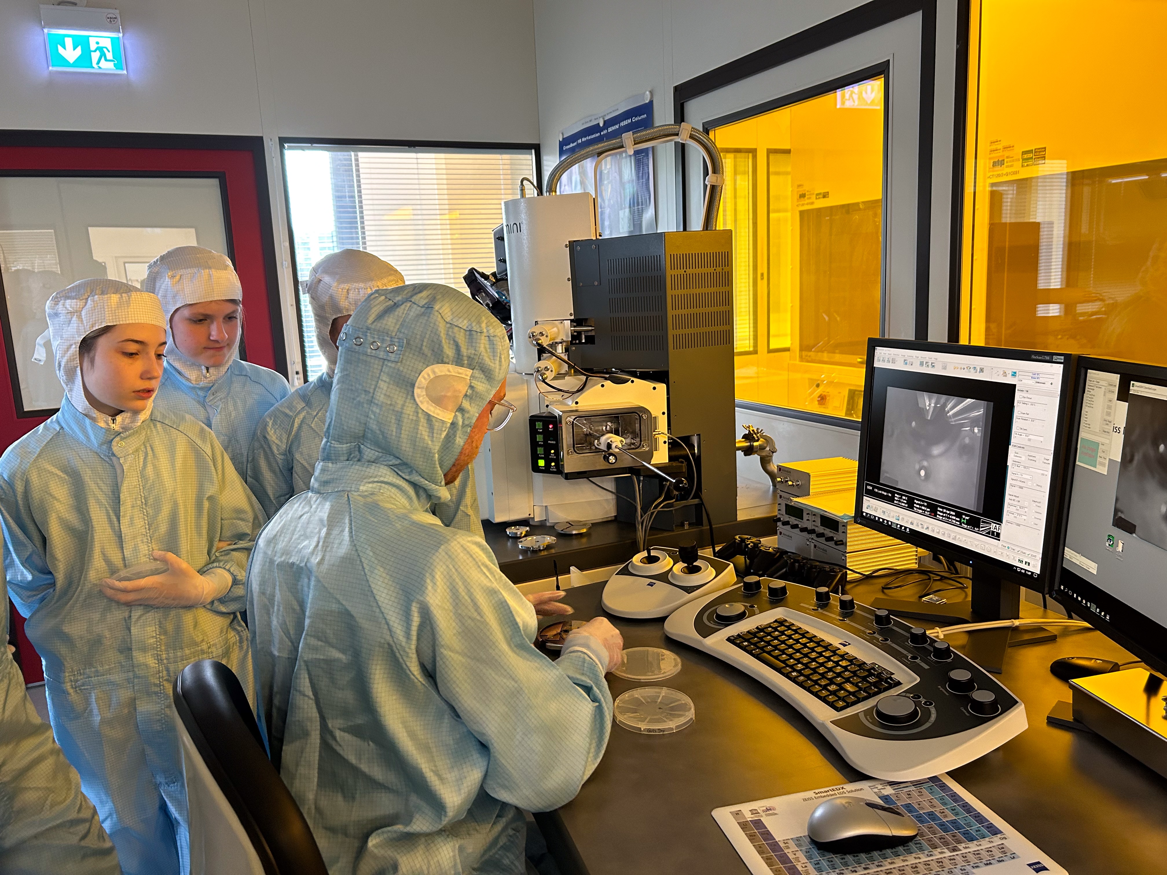 Laboratory tour Girls Day 2024 Fraunhofer IAF Cleanroom Microscopes